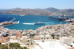 Ermoupolis port miejski Syros z góry.JPG