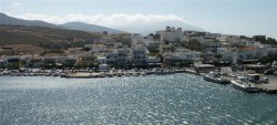 Andros widok na port Gavrio.jpg