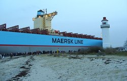 800px-Enebærodde_Lighthouse_and_Eugen_Maersk.jpg