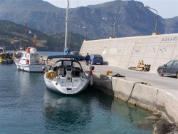 Karpathos port Diafani - przy kei.JPG