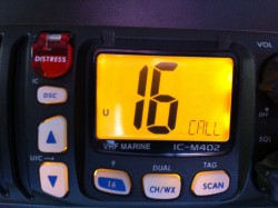 przycisk distress  fot. www.icom.com.jpg