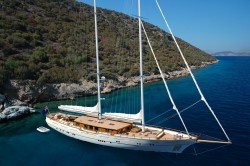 40m-classic-at-anchor-May12.jpg