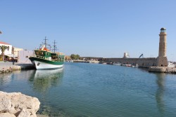 Rethymno wejście do starego portu.JPG
