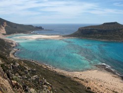 zatoka i laguna Gramvousa, na drugim planie zatoka Balos.jpg