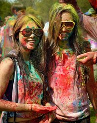 Kolorowe dziewczyny happy-holi-Festiva m.jpg