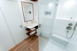 catamaran,46,sunreef-70-sister-interior-0705.jpg