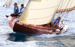 ester-restored-classic-racing-yacht-bow-running-shot-credit-ingrid-abery-630x394.jpg